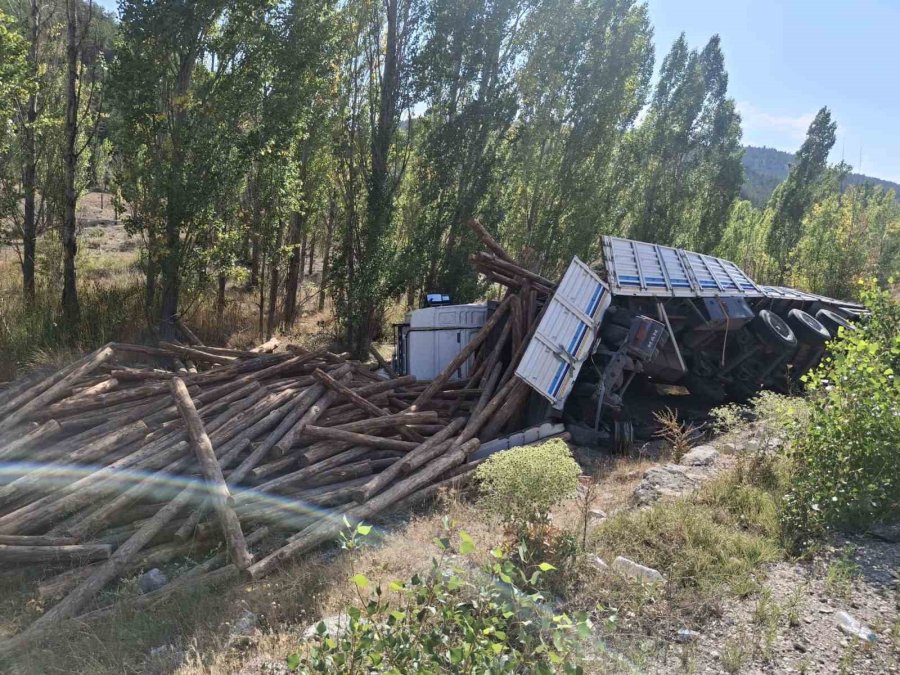 Konya’da Mermer Blok Ve Tomruk Taşıyan Tırlar Devrildi: 2 Yaralı
