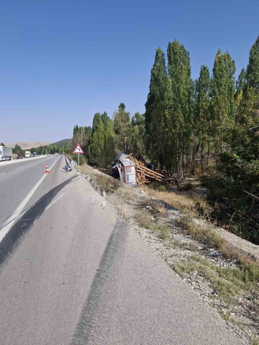 Konya’da Mermer Blok Ve Tomruk Taşıyan Tırlar Devrildi: 2 Yaralı
