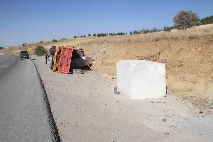 Konya’da Mermer Blok Ve Tomruk Taşıyan Tırlar Devrildi: 2 Yaralı
