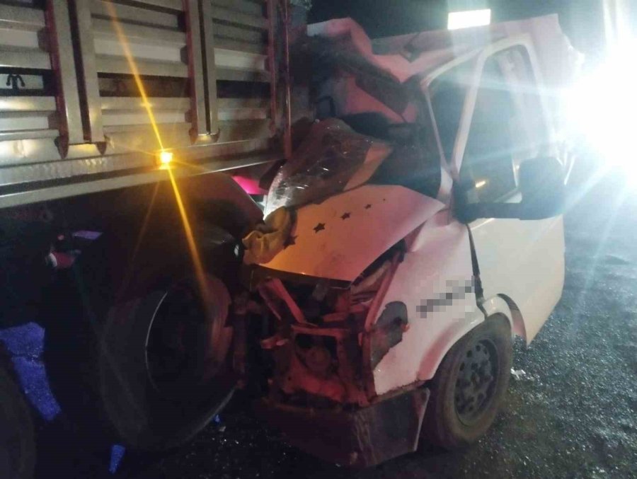 Kamyonet Tıra Arkadan Çarptı: 1 Ağır Yaralı