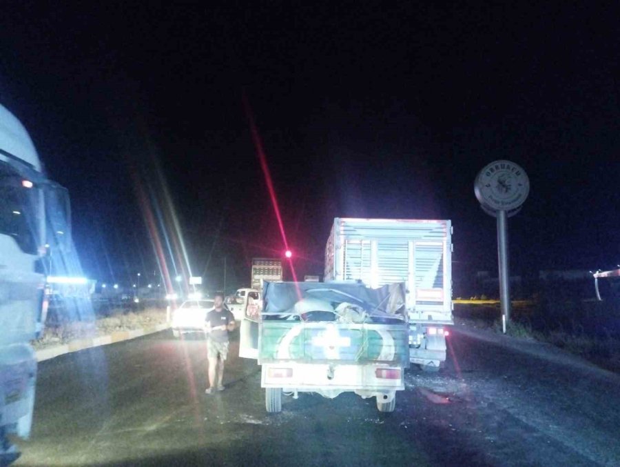 Kamyonet Tıra Arkadan Çarptı: 1 Ağır Yaralı