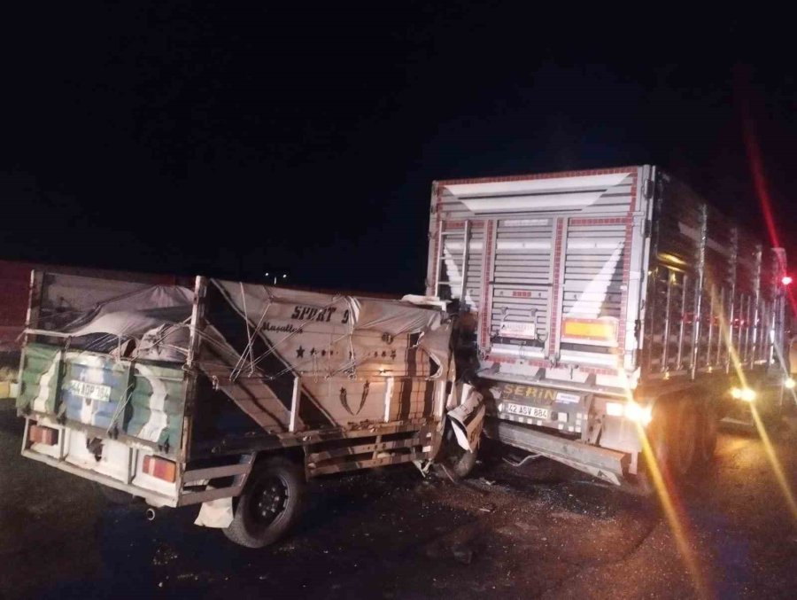 Kamyonet Tıra Arkadan Çarptı: 1 Ağır Yaralı