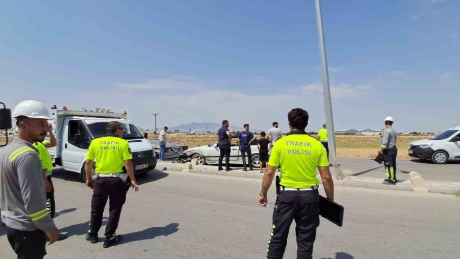 Karaman’da Otomobil Aydınlatma Direğine Çarptı: 1 Yaralı
