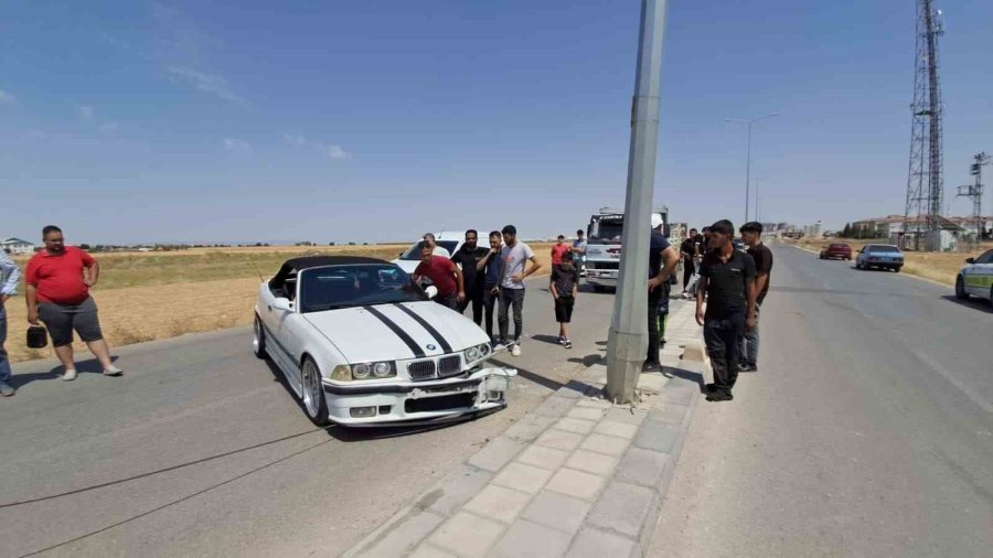 Karaman’da Otomobil Aydınlatma Direğine Çarptı: 1 Yaralı