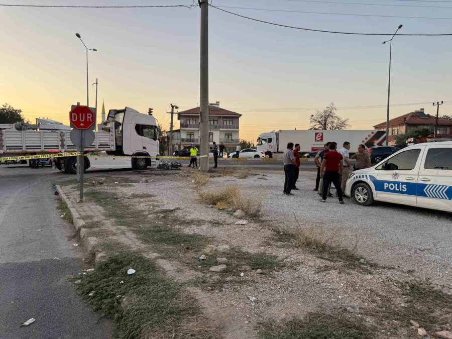 Tır İle Motosiklet Çarpıştı: 1 Ölü