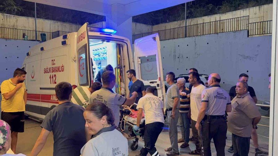 Otomobil Yayla Yolunda Uçuruma Yuvarlandı: 2 Yaralı