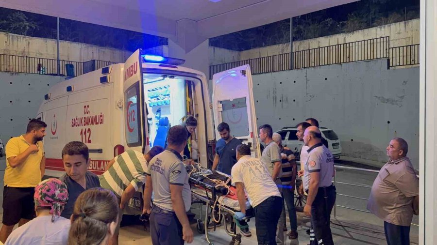 Otomobil Yayla Yolunda Uçuruma Yuvarlandı: 2 Yaralı