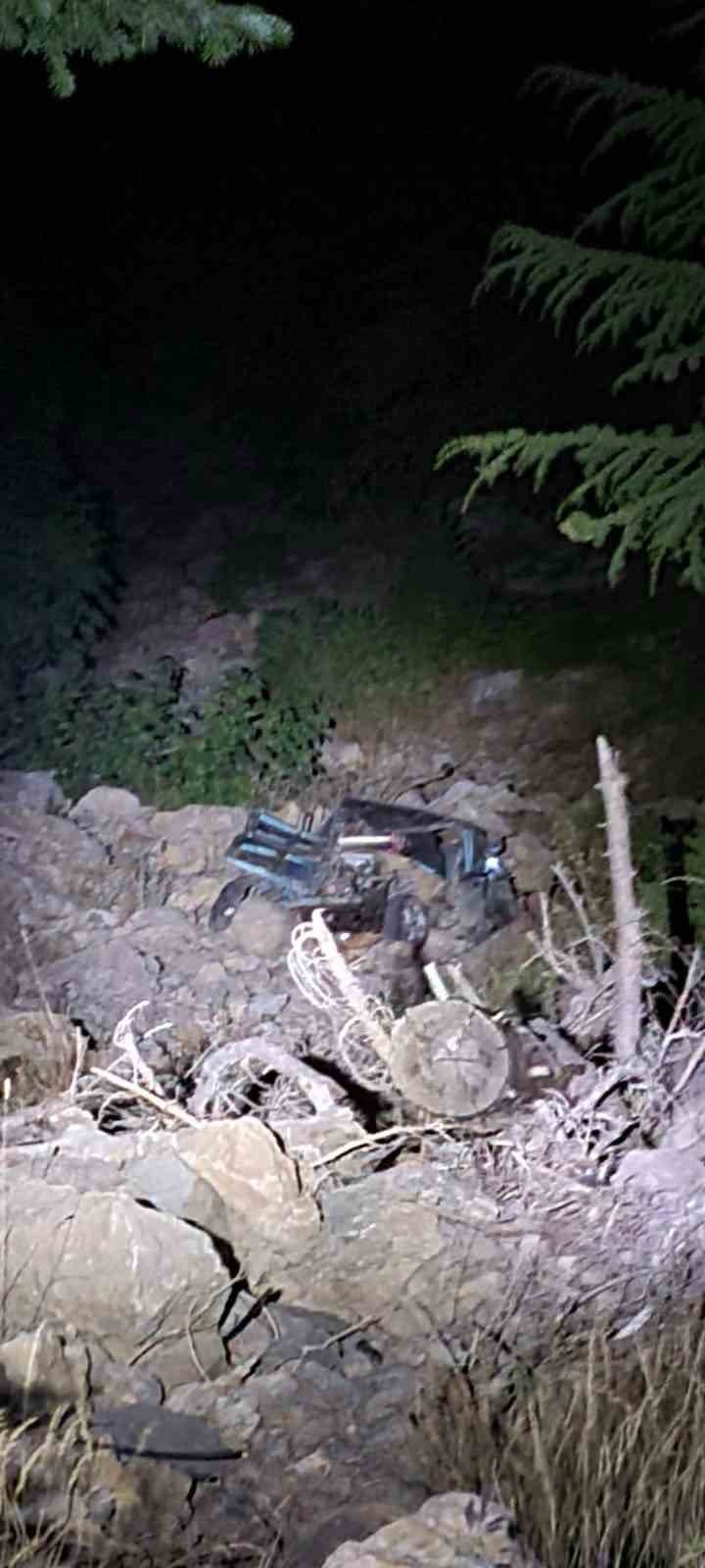 Otomobil Yayla Yolunda Uçuruma Yuvarlandı: 2 Yaralı