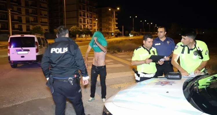 Üçüncü Kez Alkollü Yakalandı, Polis Aracının Arkasına Saklandı