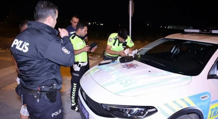 Üçüncü Kez Alkollü Yakalandı, Polis Aracının Arkasına Saklandı