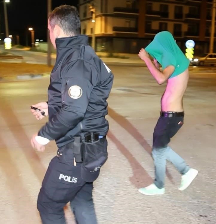 Üçüncü Kez Alkollü Yakalandı, Polis Aracının Arkasına Saklandı