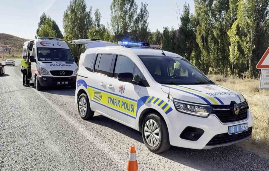 Virajı Alamayan Kamyonet Takla Attı: 2 Yaralı