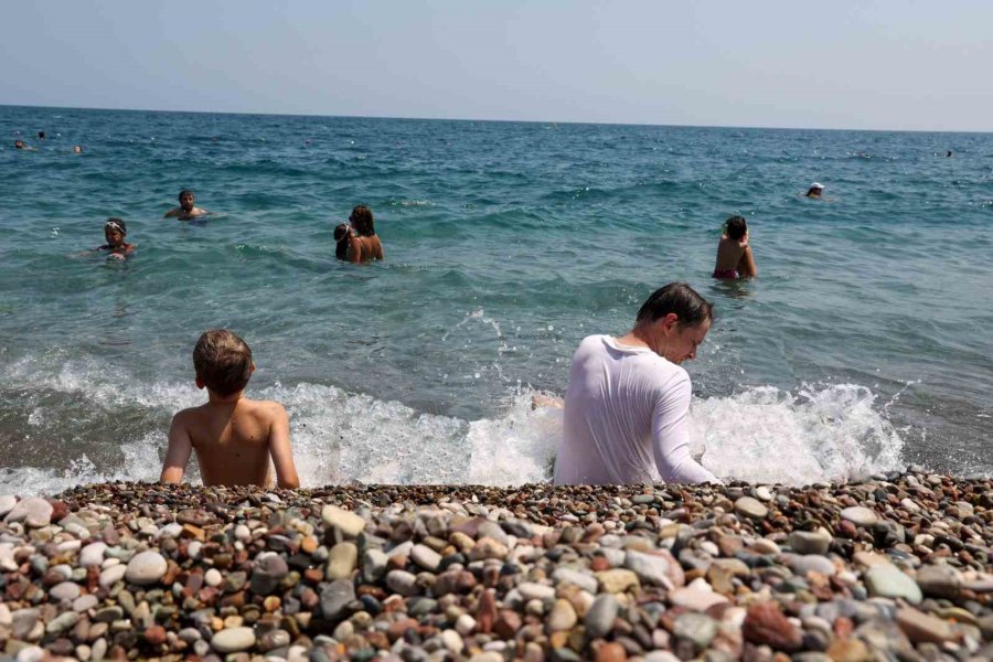 Büyükşehir Plajları Tatilcilerin Gözdesi Oldu
