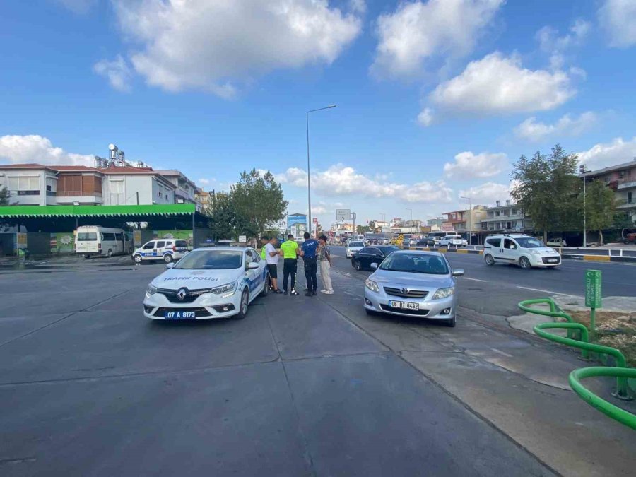 Kazada Motosiklet Sürücüsü Çarpıştığı Otomobilin Kapısına Tutunup Sonra Yere Düştü