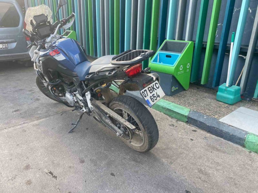 Kazada Motosiklet Sürücüsü Çarpıştığı Otomobilin Kapısına Tutunup Sonra Yere Düştü