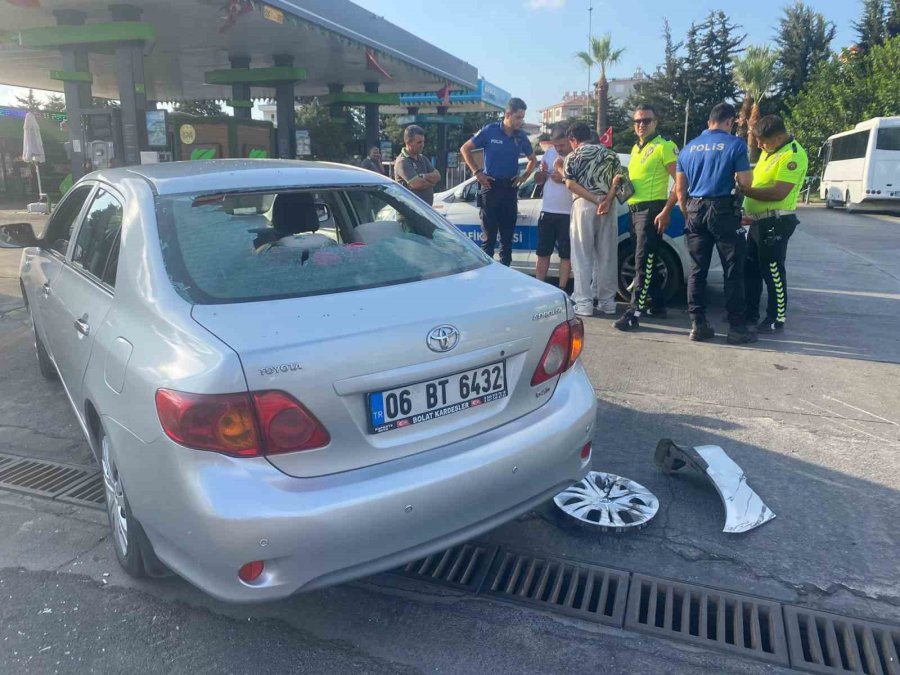 Kazada Motosiklet Sürücüsü Çarpıştığı Otomobilin Kapısına Tutunup Sonra Yere Düştü