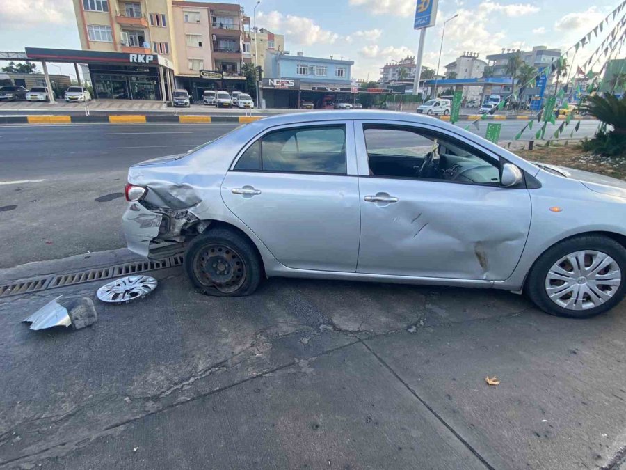 Kazada Motosiklet Sürücüsü Çarpıştığı Otomobilin Kapısına Tutunup Sonra Yere Düştü