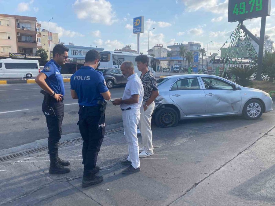 Kazada Motosiklet Sürücüsü Çarpıştığı Otomobilin Kapısına Tutunup Sonra Yere Düştü