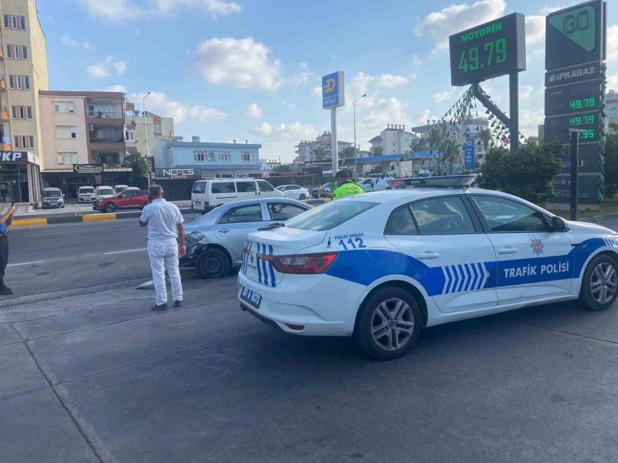 Kazada Motosiklet Sürücüsü Çarpıştığı Otomobilin Kapısına Tutunup Sonra Yere Düştü