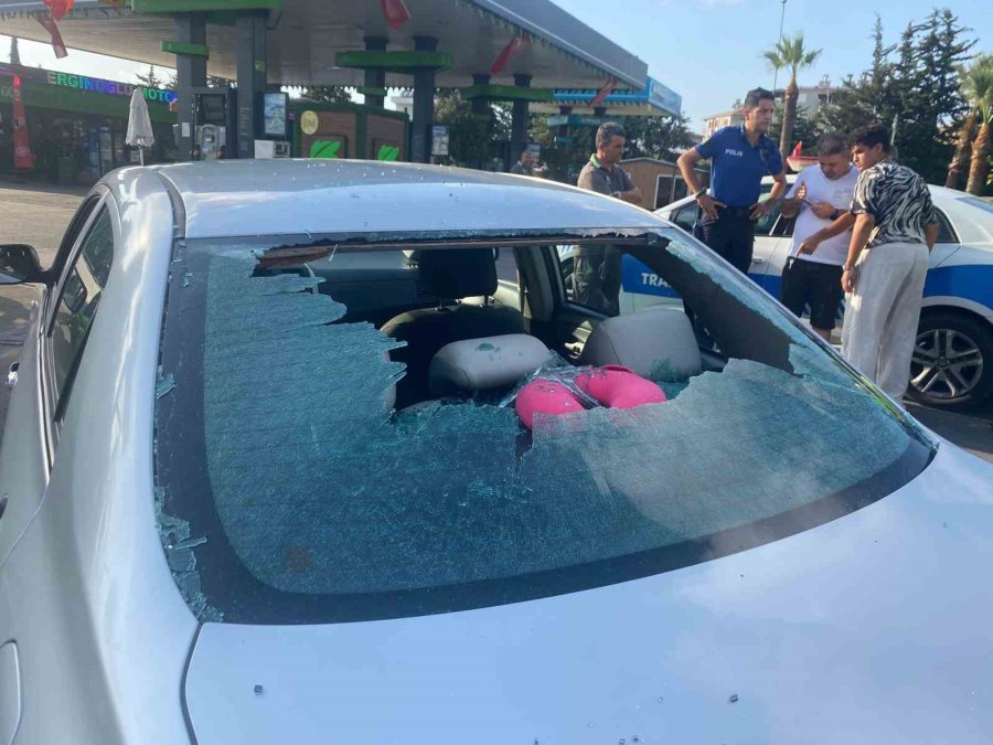 Kazada Motosiklet Sürücüsü Çarpıştığı Otomobilin Kapısına Tutunup Sonra Yere Düştü