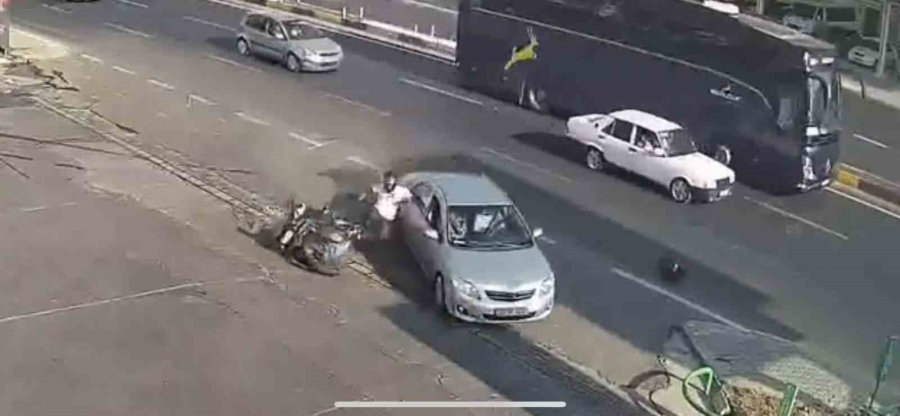 Kazada Motosiklet Sürücüsü Çarpıştığı Otomobilin Kapısına Tutunup Sonra Yere Düştü