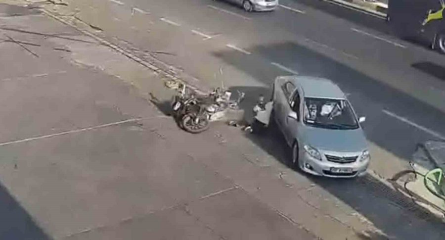 Kazada Motosiklet Sürücüsü Çarpıştığı Otomobilin Kapısına Tutunup Sonra Yere Düştü