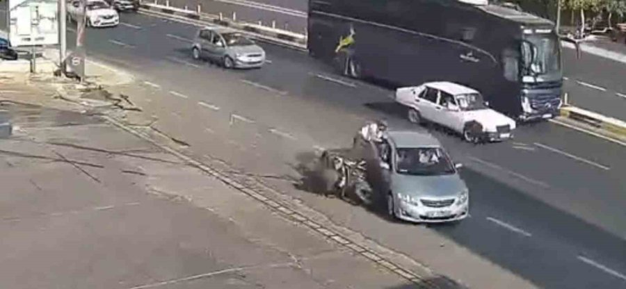 Kazada Motosiklet Sürücüsü Çarpıştığı Otomobilin Kapısına Tutunup Sonra Yere Düştü