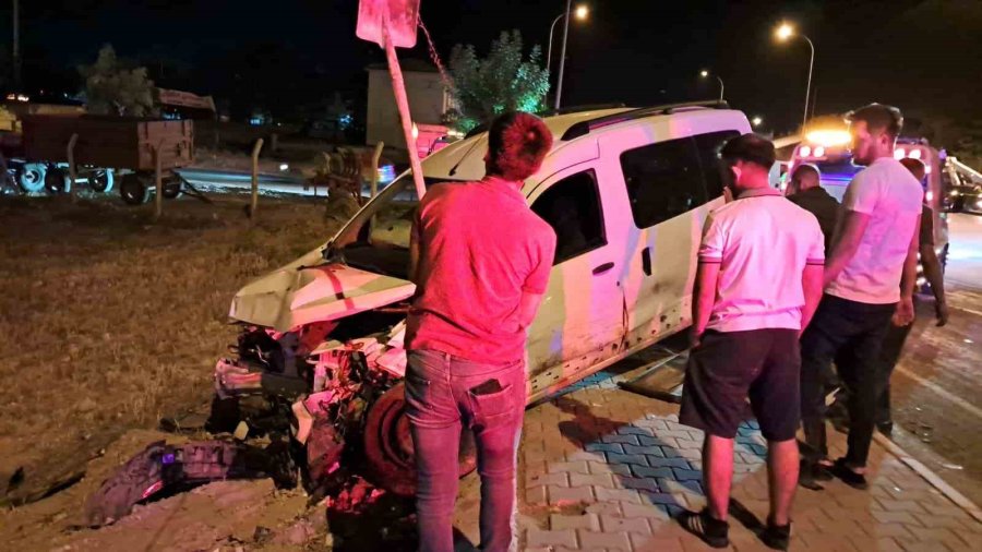 Karaman’da Hafif Ticari Araç Otomobille Çarpıştı: 4 Yaralı