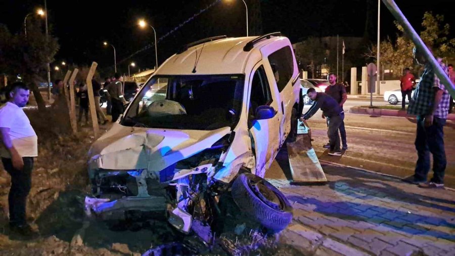 Karaman’da Hafif Ticari Araç Otomobille Çarpıştı: 4 Yaralı