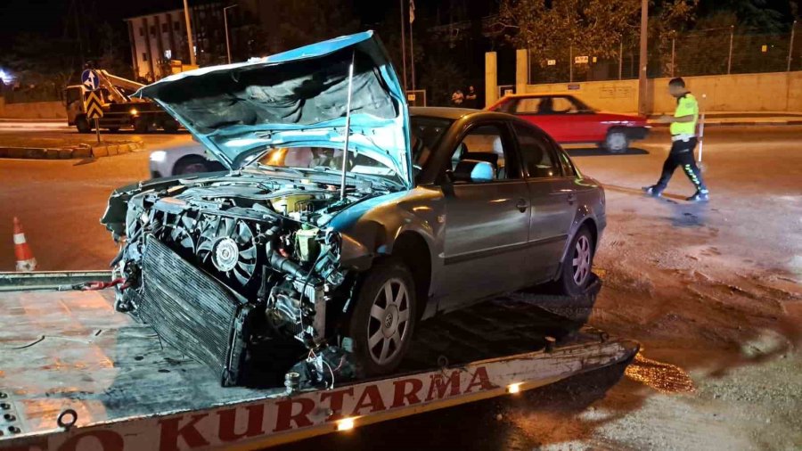 Karaman’da Hafif Ticari Araç Otomobille Çarpıştı: 4 Yaralı