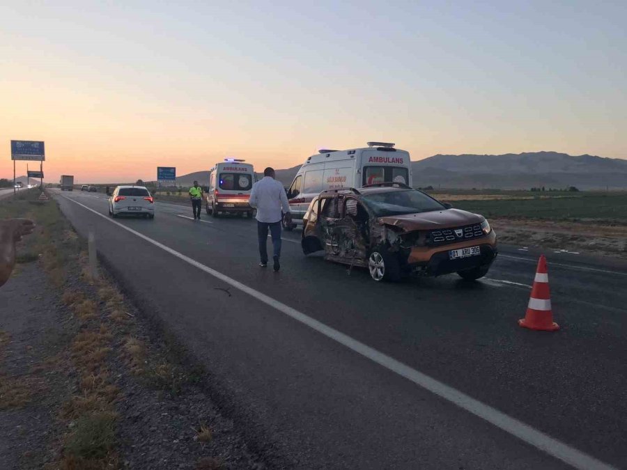 Kontrolden Çıkan Otomobil Karşı Şeride Geçti: 4 Yaralı