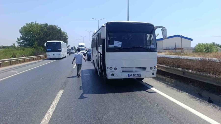 Öğrenci Servisi Otel Servisine Arkadan Çarptı: 6 Yaralı