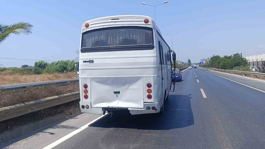 Öğrenci Servisi Otel Servisine Arkadan Çarptı: 6 Yaralı