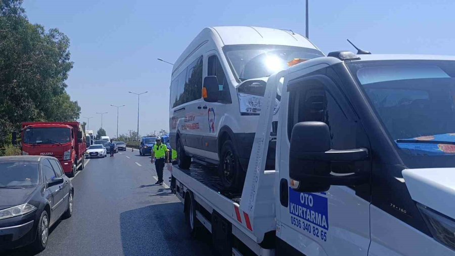 Öğrenci Servisi Otel Servisine Arkadan Çarptı: 6 Yaralı