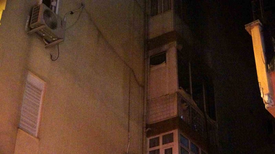 Dairenin Balkonunda Çıkan Yangın Korkuttu Genç Kız Gözyaşlarına Hakim Olamadı