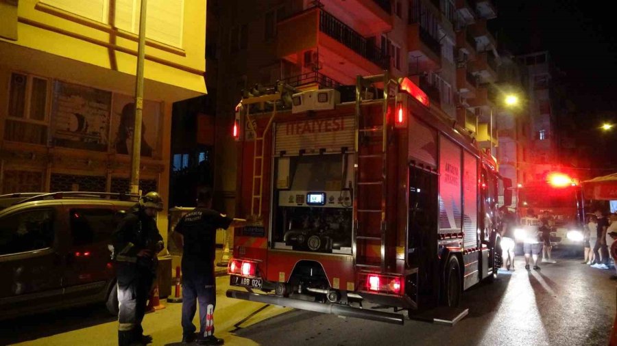 Dairenin Balkonunda Çıkan Yangın Korkuttu Genç Kız Gözyaşlarına Hakim Olamadı