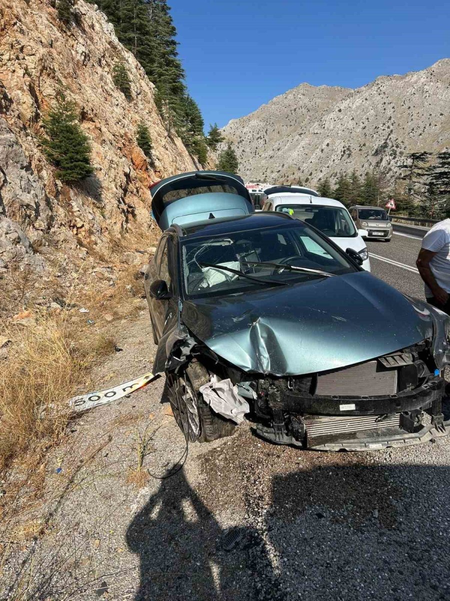 Antalya’da Trafik Kazası; 5 Yaralı