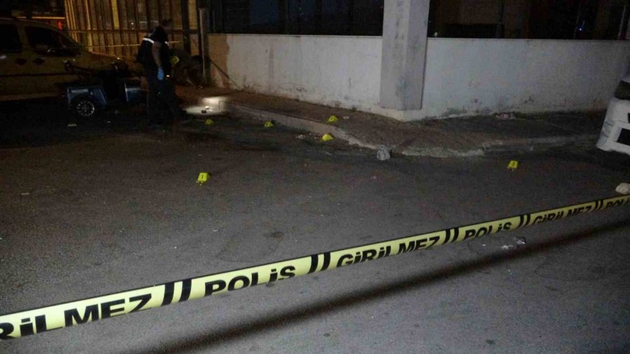 Oturduğu Apartmanın Girişinde Silahlı Saldırıya Uğrayan Şahıs Yaralandı