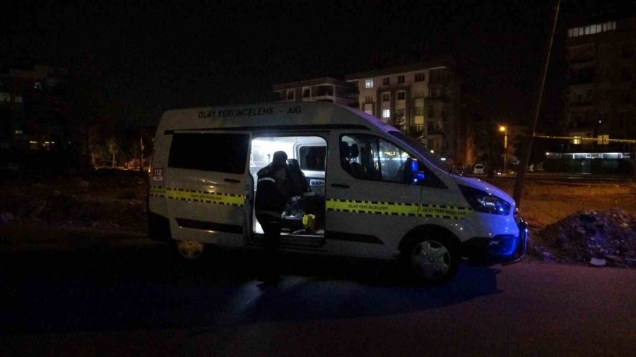 Oturduğu Apartmanın Girişinde Silahlı Saldırıya Uğrayan Şahıs Yaralandı