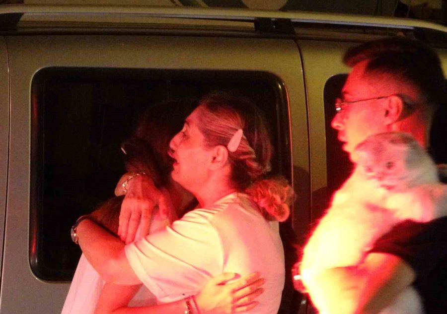 Dairenin Balkonunda Çıkan Yangın Korkuttu Genç Kız Gözyaşlarına Hakim Olamadı