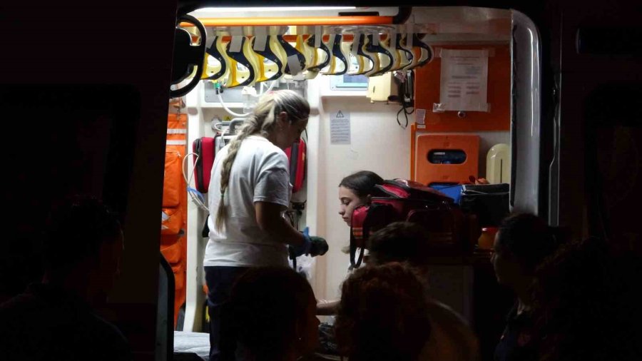 Dairenin Balkonunda Çıkan Yangın Korkuttu Genç Kız Gözyaşlarına Hakim Olamadı