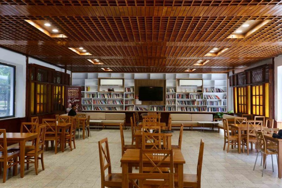 Kepez’in Emekliler Lokalinde Çaylar Taze, Sohbetler Sıcak