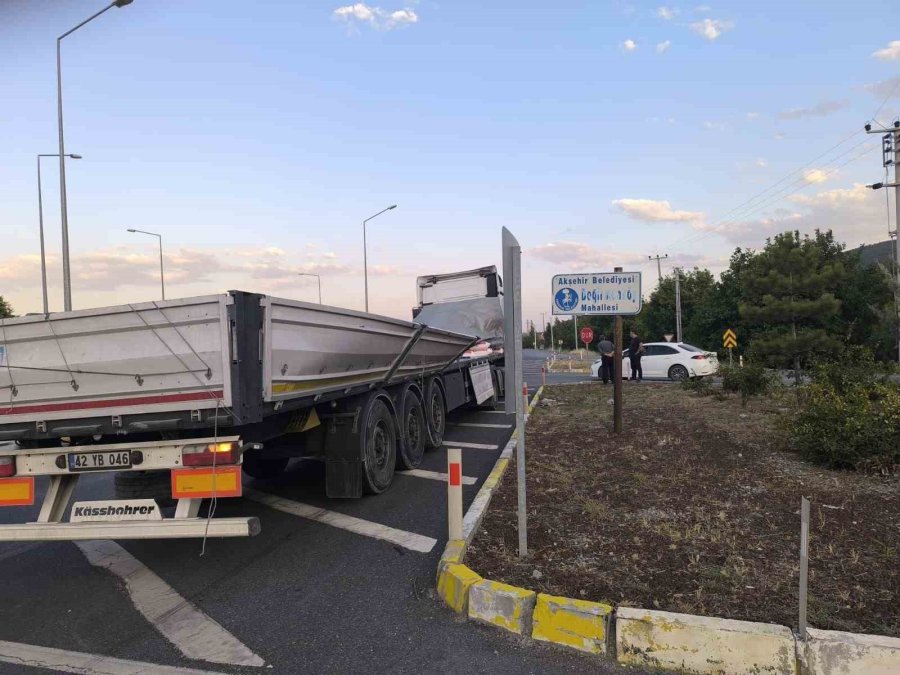 Tırın Lastiği Patladı Un Çuvalları Yola Savruldu