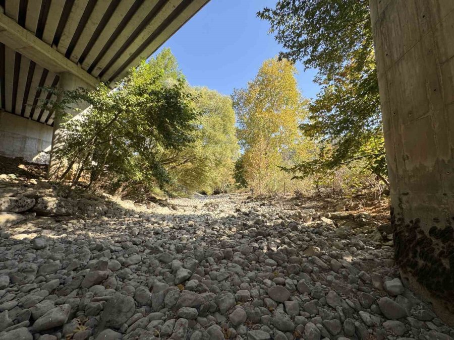 Üzümdere Irmağı Kuraklığa Yenik Düştü, Eski Halinden Eser Kalmadı