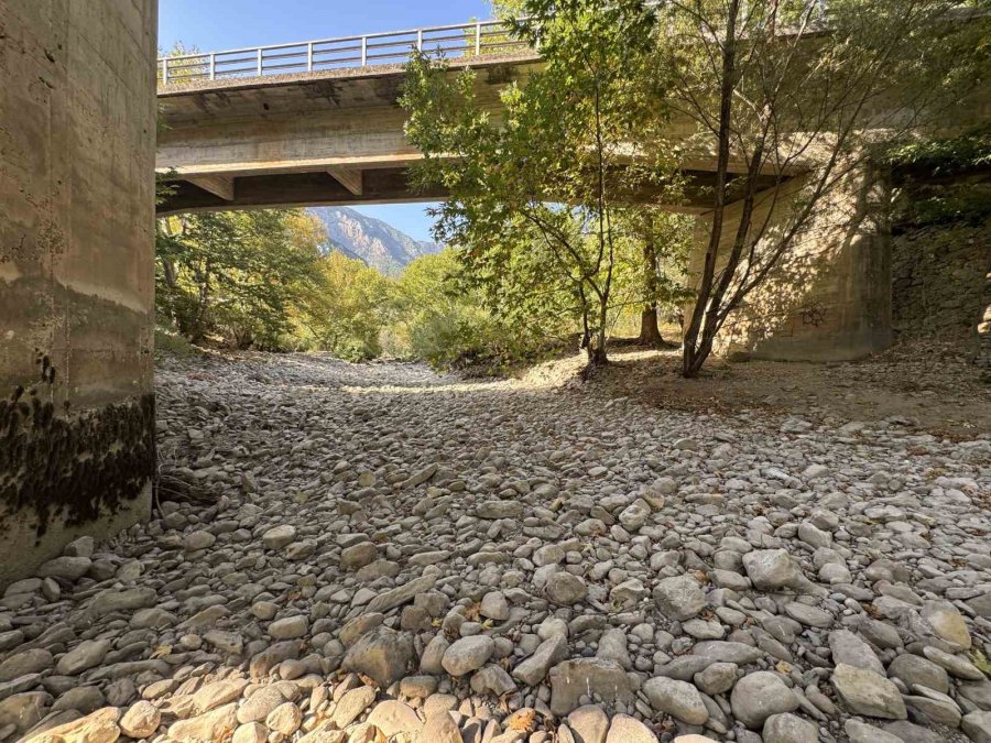 Üzümdere Irmağı Kuraklığa Yenik Düştü, Eski Halinden Eser Kalmadı