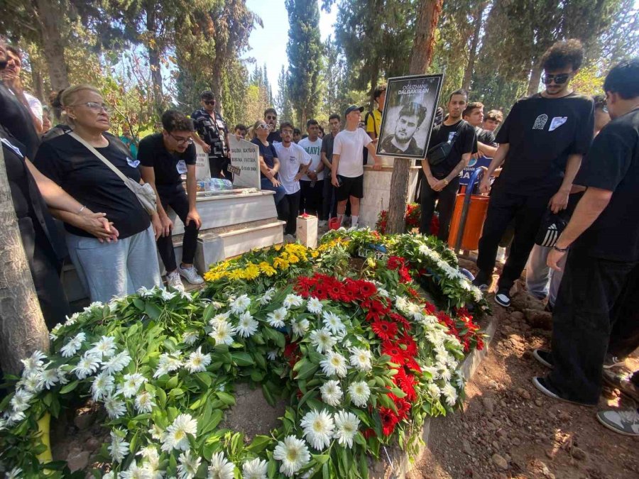 ‘jrokez’ Lakaplı Yayıncı Oğuzhan Dalgakıran Toprağa Verildi