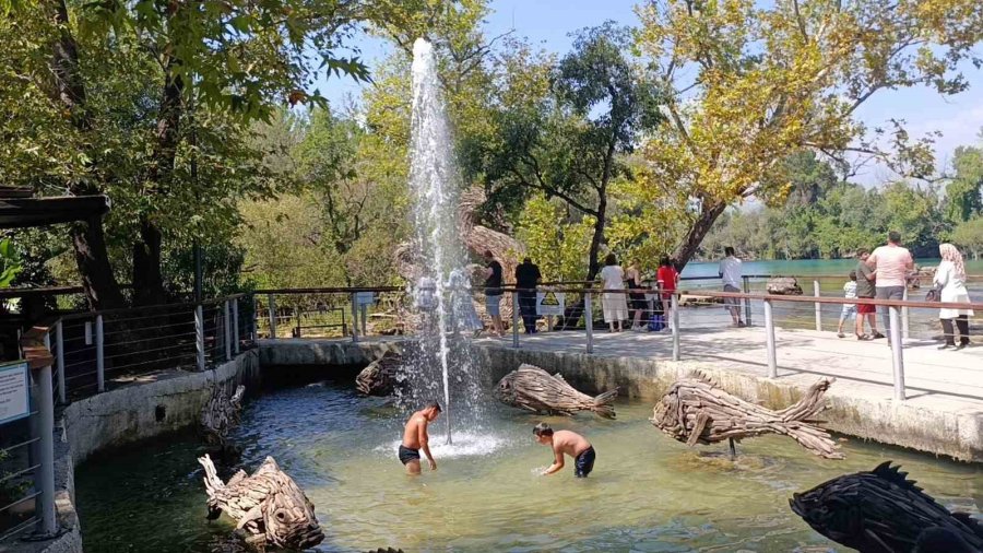 Manavgat Şelalesi’nde Düşen Su Seviyesi Ziyaretçileri Şaşkına Çevirdi