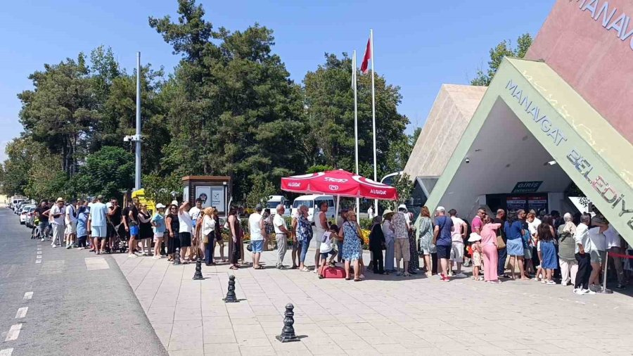 Manavgat Şelalesi’nde Düşen Su Seviyesi Ziyaretçileri Şaşkına Çevirdi