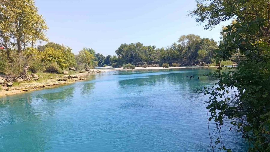 Manavgat Şelalesi’nde Düşen Su Seviyesi Ziyaretçileri Şaşkına Çevirdi