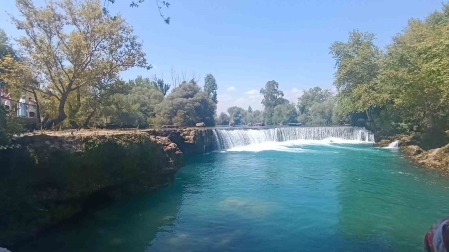 Manavgat Şelalesi’nde Düşen Su Seviyesi Ziyaretçileri Şaşkına Çevirdi
